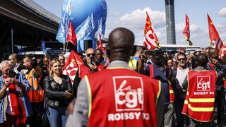 Παρίσι: Τέλος οι απεργίες στα αεροδρόμια - Αύξηση μισθού για όλους τους εργαζομένους