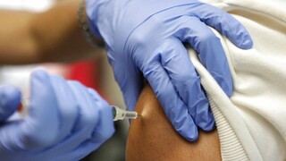 Γιώργος Παππάς: Οι ενισχυτικές δόσεις των εμβολίων μειώνουν την πιθανότητα επαναλοίμωξης