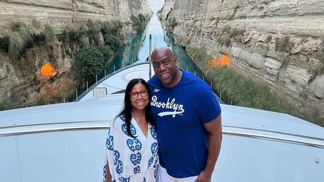 Στην Ελλάδα για διακοπές ο Μάτζικ Τζόνσον - Η βόλτα του πρώην NBAer στον Ισθμό με τη σύζυγό του
