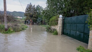 Κακοκαιρία: Πλημμύρισαν στην Κρήτη, καταστροφές στη Θεσσαλία, οχυρώνονται στην Εύβοια