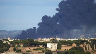 Ιταλία: Πυρκαγιά ξέσπασε σε πάρκο περιφερειακής συνοικίας της Ρώμης