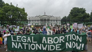 «Μπάιντεν, ξύπνα!»: Χιλιάδες διαδηλωτές έξω από το Λευκό Οίκο για το δικαίωμα στην άμβλωση