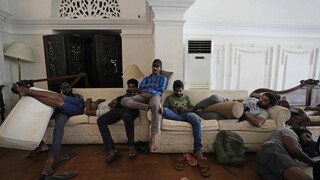 Σρι Λάνκα: Ανυποχώρητοι οι διαδηλωτές - Συνεχίζουν τις καταλήψεις μέχρι να παραιτηθούν οι δύο ηγέτες