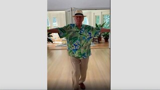 Ο Άντονι Χόπκινς ξαναχτυπά στα social media: Με χαβανέζικο πουκάμισο και ανάλογη διάθεση