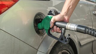 Μικρή πτώση στην τιμή της βενζίνης αλλά παραμένει ακριβή – Επιφυλακτικοί οι βενζινοπώλες