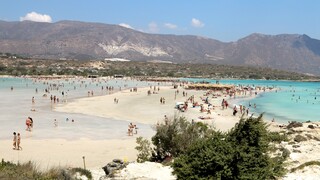 Κρήτη: «Πόλεμος» για τις ξαπλώστρες στην παραλία της Ελαφονήσου - Η επίμαχη φωτογραφία