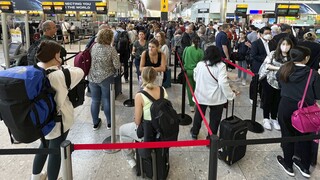 Βρετανία: Πλαφόν στον ημερήσιο αριθμό επιβατών θέτει το Χίθροου εν μέσω ταξιδιωτικού χάους