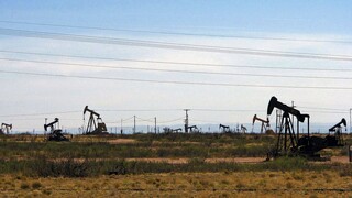 Πέφτει η τιμή του πετρελαίου: Κάτω από τα 100 δολάρια για πρώτη φορά από τον Απρίλιο