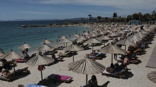 Οργανωμένες παραλίες: Σχεδόν 50 ευρώ το άτομο για ένα μπάνιο στην Αττική
