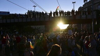 Ουγγαρία: Κατέκλυσαν τη γέφυρα της Βουδαπέστης για τις μεταρρυθμίσεις της κυβέρνησης Όρμπαν