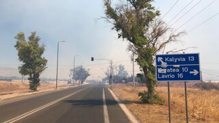 Φωτιά στη Φέριζα Σαρωνικού: Πού έχει διακοπεί η κυκλοφορία
