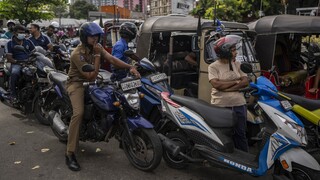 Ρεπορτάζ CNNi: Η Σρι Λάνκα… αγκομαχάει στα βενζινάδικα