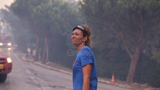 Φωτιά Πεντέλη - Εθελόντρια στο CNN Greece: Εκκενώσαμε από νωρίς τα σπίτια