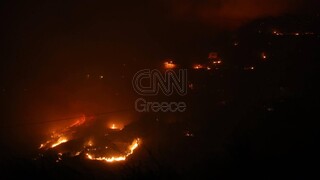 Φωτιά στην Πεντέλη: Σπίτια παραδίδονται στις φλόγες