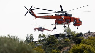 Φωτιά στα Μέγαρα: Αναγκαστική προσγείωση για ελικόπτερο Erickson που συμμετείχε στην κατάσβεση