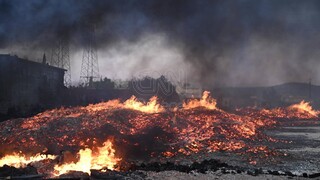 Φωτιά σε αποθήκη ξυλείας στον Ασπρόπυργο: Μήνυμα από το 112 στους κατοίκους για τους καπνούς