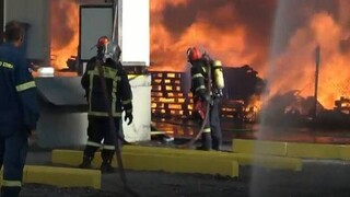 Φωτιά σε αποθήκη στον Ασπρόπυργο: Σε ποιους δρόμους διακόπηκε η κυκλοφορία οχημάτων
