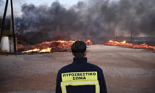 Ασπρόπυργος: Συγκλονιστικές εικόνες από το εργοστάσιο όπου ξέσπασε φωτιά