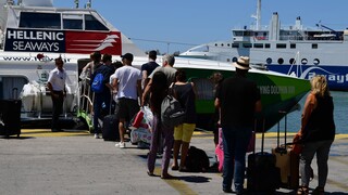 Φεύγουν οι Αθηναίοι: Αυξημένη κίνηση στα λιμάνια σήμερα