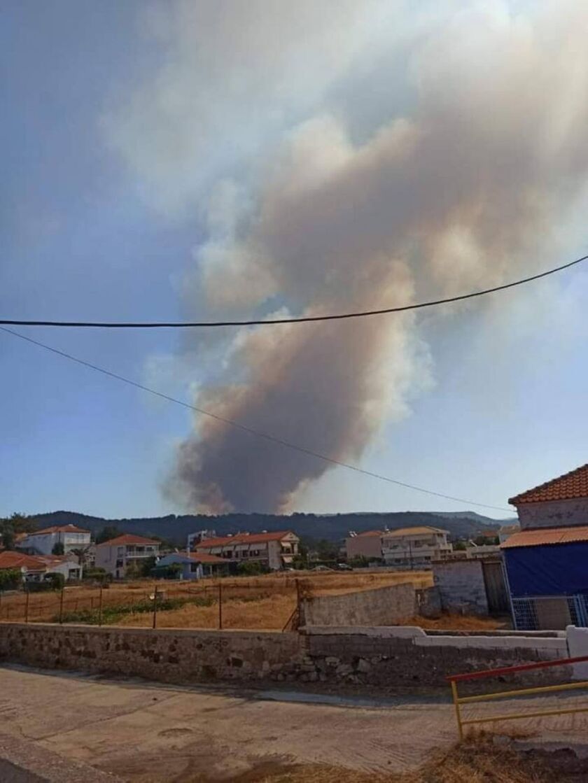 Πυρκαγιά στη Μυτιλήνη: Καίγονται σπίτια – Εκκένωση οικισμών