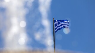 Ρόδος: Τουρίστες έκλεψαν ελληνική σημαία και έγραψαν συνθήματα κατά της Ελλάδας