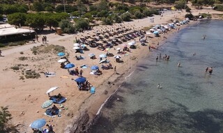 Καύσωνας: Ανάσες δροσιάς στις παραλίες αναζήτησαν οι Αθηναίοι