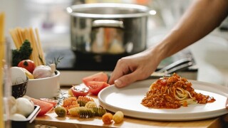 «Ψαλίδι» στη διασκέδαση και μαγείρεμα στο σπίτι – Έρευνα της PwC για τις συνήθειες των καταναλωτών