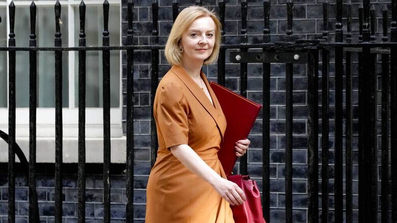 Η Λιζ Τρας με «φόρα» προς την πρωθυπουργία της Βρετανίας