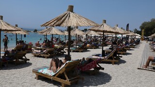 Αύγουστος στην Aθήνα: «Καίνε» οι τιμές στις οργανωμένες παραλίες
