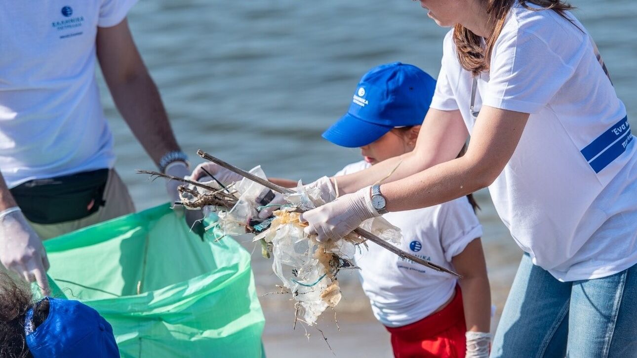 Τα πιο συνηθισμένα απορρίμματα στις ακτές: Τι έδειξαν οι καθαρισμοί του Ομίλου ΕΛΛΗΝΙΚΑ ΠΕΤΡΕΛΑΙΑ