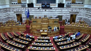 Παρέμβαση της Βουλής για την πλαστογράφηση της υπογραφής Τσίπρα με αφορμή τις γυναικοκτονίες