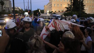 Διαμαρτυρία για τις γυναικοκτονίες στο κέντρο της Αθήνας - Ισχυρή παρουσία των ΜΑΤ