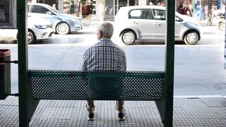 Θεσσαλονίκη: Έδεσαν καρέκλες σε στάση λεωφορείου που δεν είχε παγκάκι