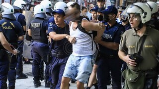 Ένταση στα Εξάρχεια: Δύο συλλήψεις, δεκάδες προσαγωγές μετά τη διαμαρτυρία για το μετρό