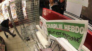 Charlie Hebdo: Το σατιρικό περιοδικό που έγινε στόχος εξτρεμιστών γράφει για τον Σαλμάν Ρούσντι
