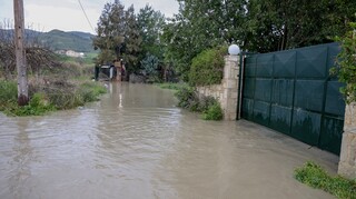 Ποτάμια οι δρόμοι στον Βόλο, έντονα φαινόμενα στην Χαλκιδική - Πώς θα εξελιχθεί η κακοκαιρία