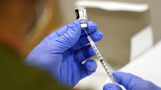 Βασιλακόπουλος: Τρεις φορές πιο ενισχυμένα τα επικαιροποιημένα εμβόλια κατά Covid