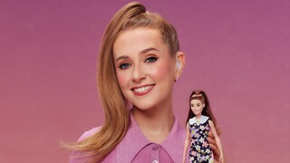 Η ηθοποιός Ροζ Άουλινγκ Έλις φωτογραφήθηκε με την πρώτη Barbie με ακουστικά βαρηκοΐας