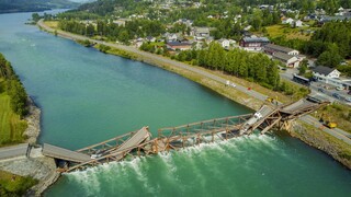 Νορβηγία: Κατέρρευσε ξύλινη γέφυρα - Απεγκλωβίστηκαν σώοι δύο οδηγοί