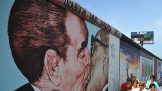 Ντμίτρι Βρούμπελ: Πέθανε ο δημιουργός του διάσημου γκράφιτι με το φιλί Μπρέζνιεφ - Χόνεκερ