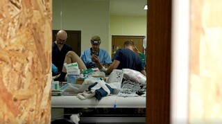 Η αθέατη πλευρά του πολέμου: Μέσα σε ένα κρυφό, αυτοσχέδιο νοσοκομείο της Ουκρανίας