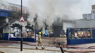 Βρετανία: Υπό έλεγχο η μεγάλη πυρκαγιά σε σιδηροδρομική γέφυρα στο κέντρο του Λονδίνου