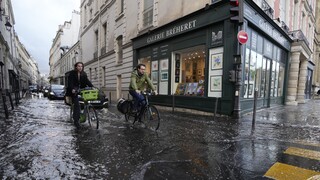 Μετά τη ξηρασία και τον καύσωνα, σφοδρές καταιγίδες «σαρώνουν» Γαλλία και Βρετανία