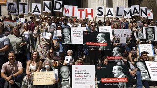 ΗΠΑ: Διάσημοι συγγραφείς διάβασαν αποσπάσματα έργων του Σαλμάν Ρούσντι σε συγκέντρωση