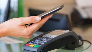 Πλαστικό και ψηφιακό «χρήμα»: Πώς οι κάρτες και τα κινητά αντικατέστησαν τα μετρητά