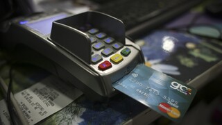 Πλαστικό και ψηφιακό «χρήμα»: Πώς οι κάρτες και τα κινητά αντικατέστησαν τα μετρητά
