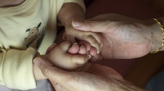 Μητέρες ανηλίκων: 30.000 ασφαλισμένες διατηρούν το δικαίωμα για συνταξιοδότηση πριν τα 62