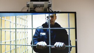 Ρωσία: Στην απομόνωση ο Ναβάλνι γιατί δεν είχε τα χέρια στην πλάτη για τρία δευτερόλεπτα