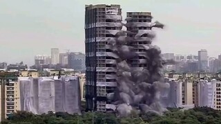 Οι «δίδυμοι πύργοι» της Ινδίας κατέρρευσαν με ελεγχόμενη έκρηξη σε λίγα δευτερόλεπτα