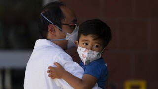 Αυξάνονται τα περιστατικά δηλητηρίασης παιδιών από κατάπωση μικρών μπαταριών